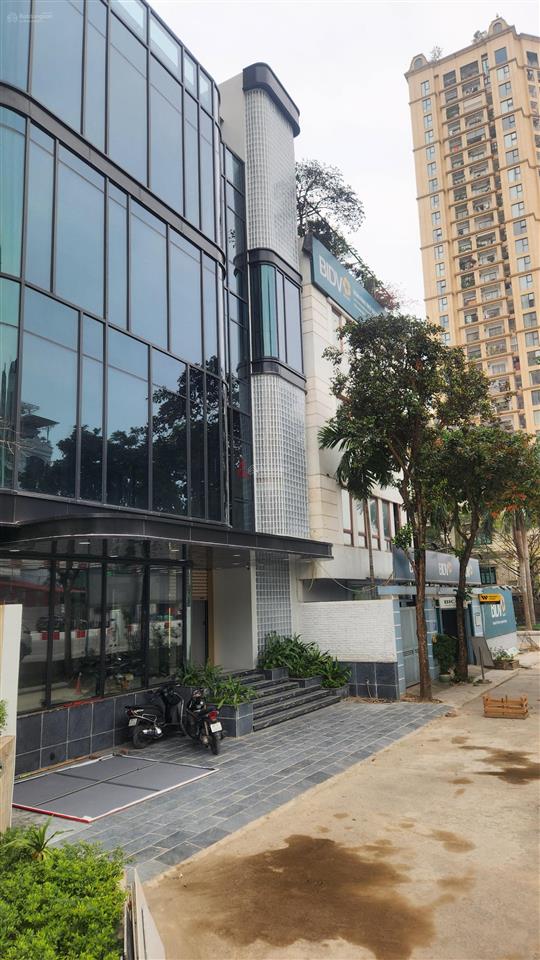 Cho thuê tòa nhà 5 tầng mặt đường võ chí công 150m2 có thang máy các tầng thông sàn