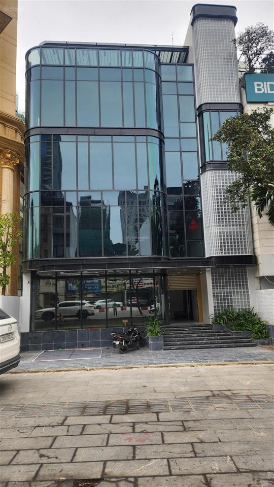 Cho thuê tòa nhà 5 tầng mặt đường võ chí công 150m2 có thang máy các tầng thông sàn