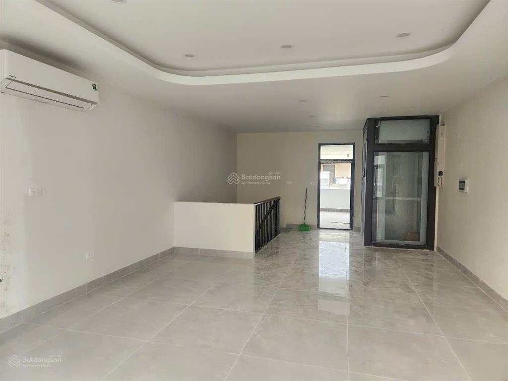 Cho thuê nhà mặt phố liền kề 5 tầng dt 112m2 có thang máy đẹp mới xây mặt phố xuân la làm vp