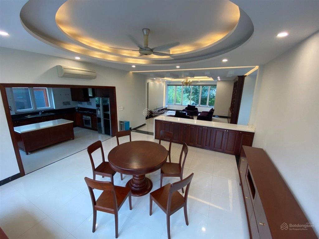Cho thuê biệt thự sân vườn ngay khu đô thị đường nguyễn văn huyên 200m2x5t, thang máy