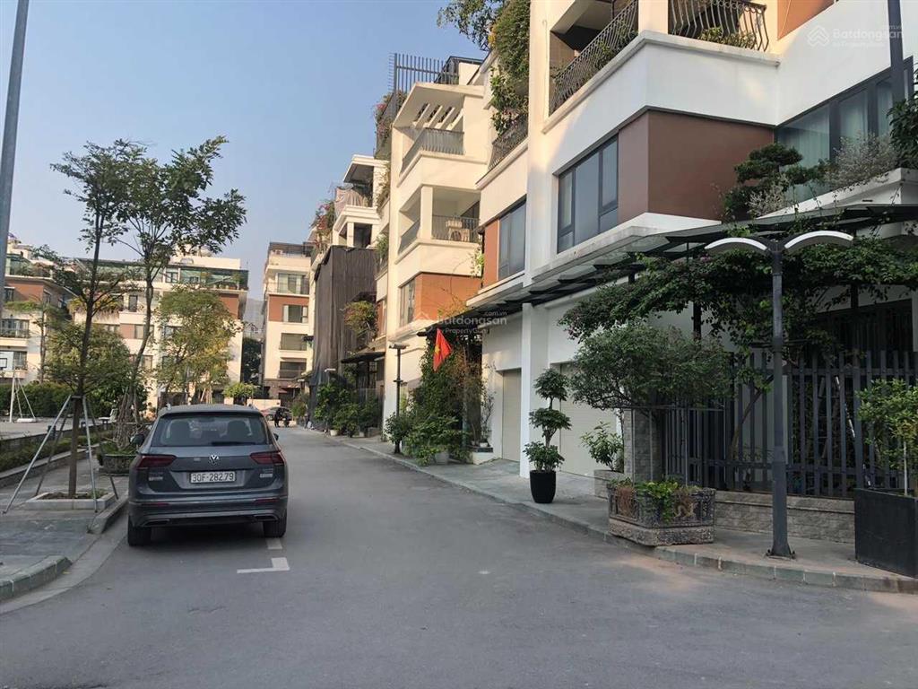 Cho thuê bt starlake  lk romatic đ.nguyễn văn huyên dt 150m2 xây 6 tầng  thang máy mt 10m làm vp