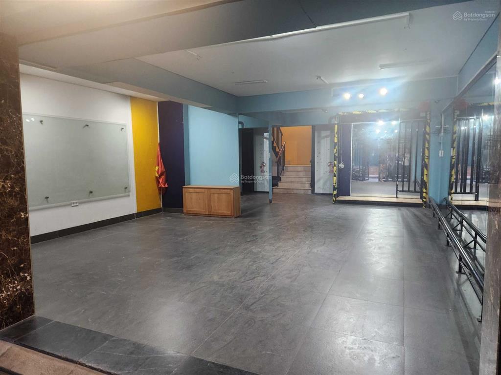 Cho thuê bt starlake  lk romatic đ.nguyễn văn huyên dt 150m2 xây 6 tầng  thang máy mt 10m làm vp