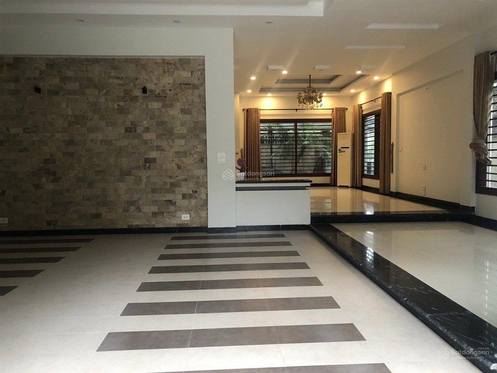 Cho thuê biệt thự sân vườn ngay khu đô thị đường hoàng quốc việt 200m2x5t, thang máy