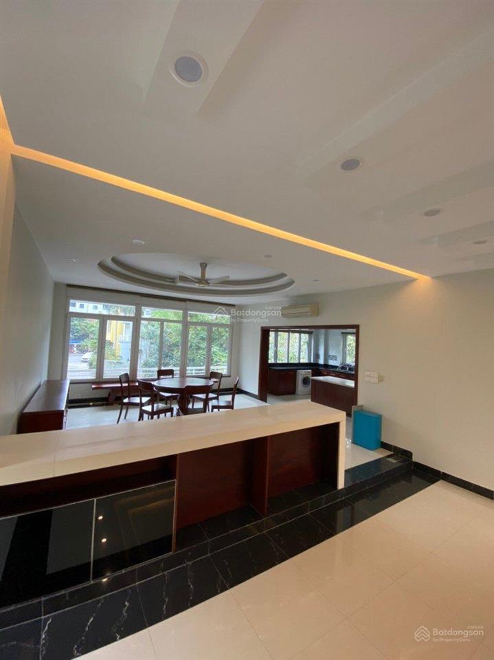 Cho thuê biệt thự sân vườn ngay khu đô thị đường hoàng quốc việt 200m2x5t, thang máy