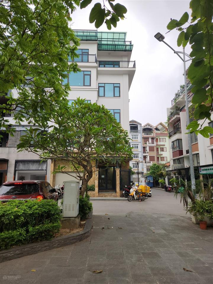 Cho thuê biệt thự sân vườn ngay khu đô thị đường hoàng quốc việt 200m2x5t, thang máy