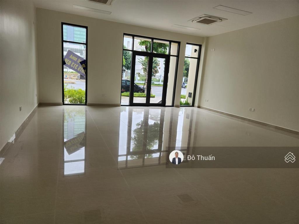 Cho thuê biệt thự liền kề ngã tư ngoại giao đoàn 180m2  các tầng thông sàn  thang máy