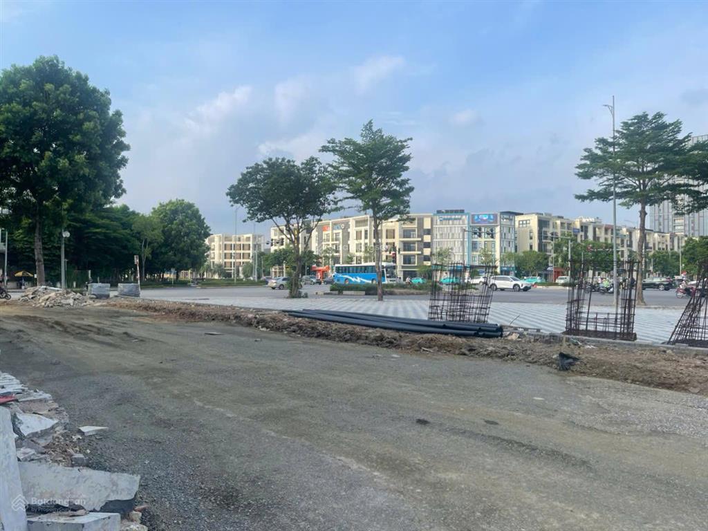 Nhà mặt phố đường nguyễn văn huyên  xuân tảo cho thuê 150m2, 6 tầng, thông sàn, thang máy chuẩn vp