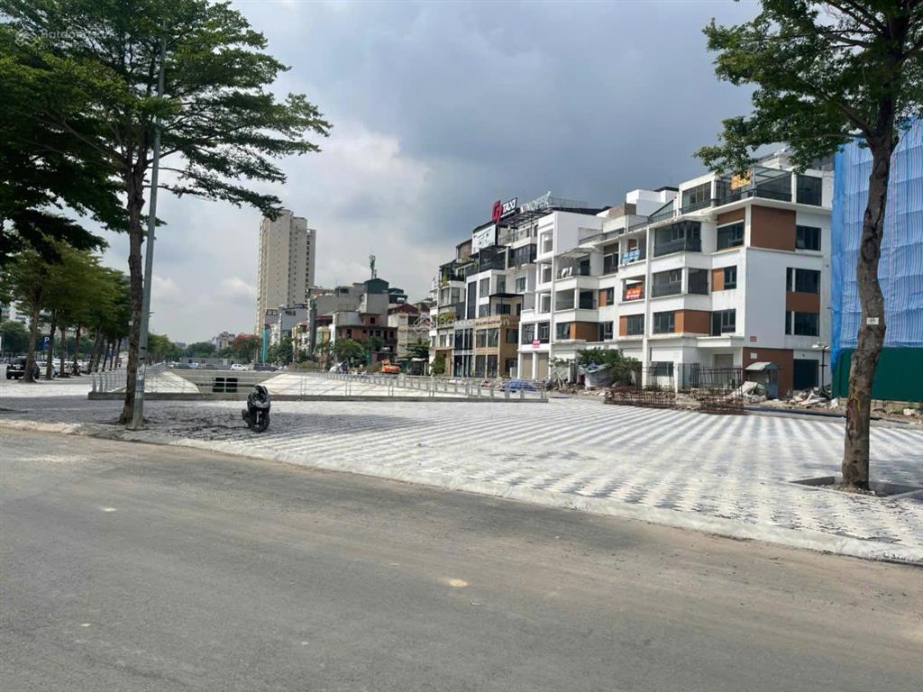 Nhà mặt phố đường nguyễn văn huyên  xuân tảo cho thuê 150m2, 6 tầng, thông sàn, thang máy chuẩn vp