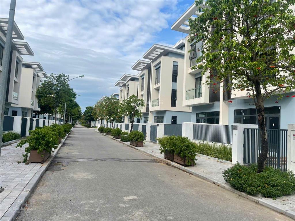 Bán nhanh căn an quý diện tích 210m hướng đông nam có đường vườn hoa sau nhà giá 36 tỷ