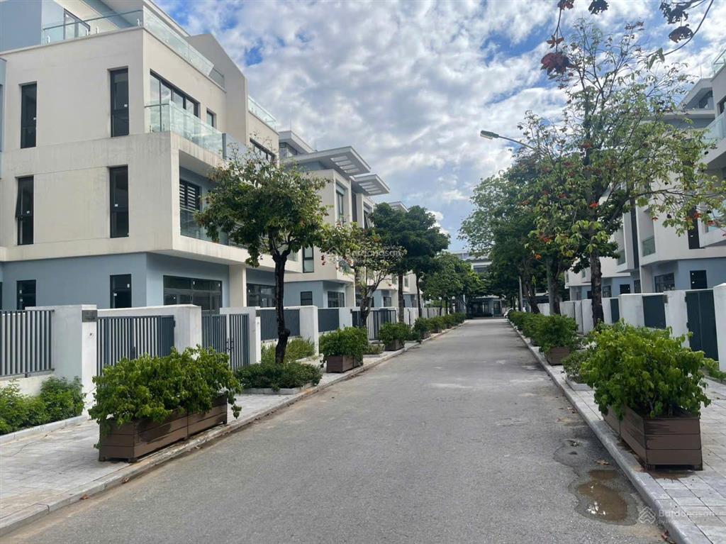 Bán nhanh căn an quý diện tích 210m hướng đông nam có đường vườn hoa sau nhà giá 36 tỷ