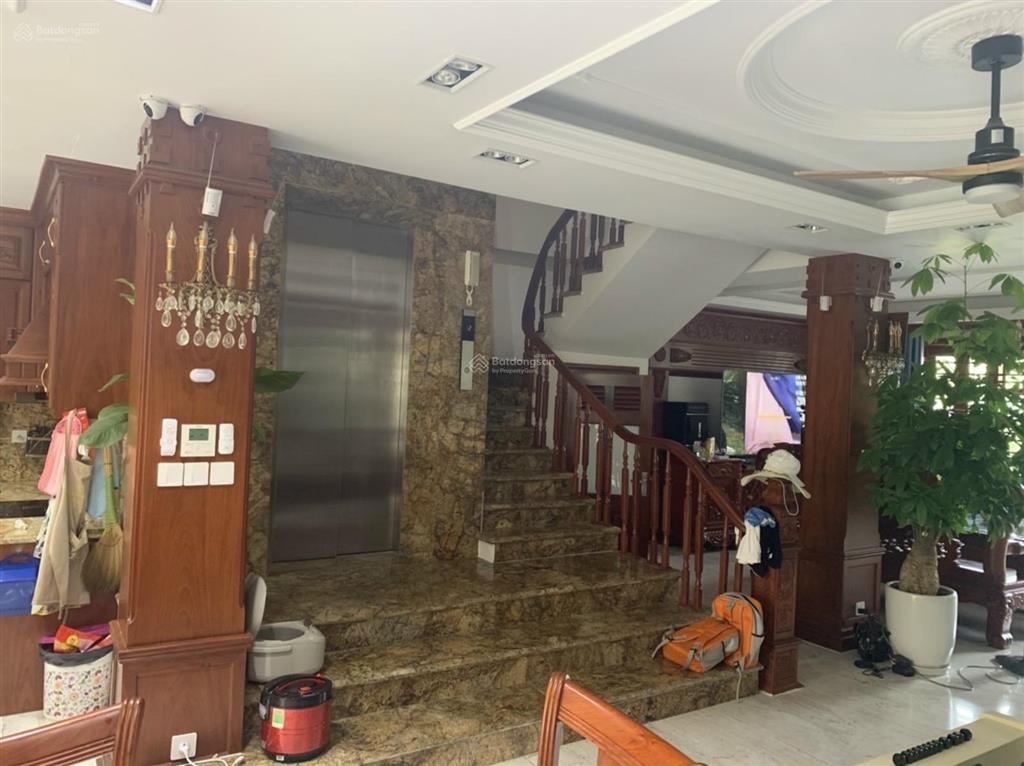 Gấp an khang 225m2 đông nam hoàn thiện thang máy đường lớn cần bán