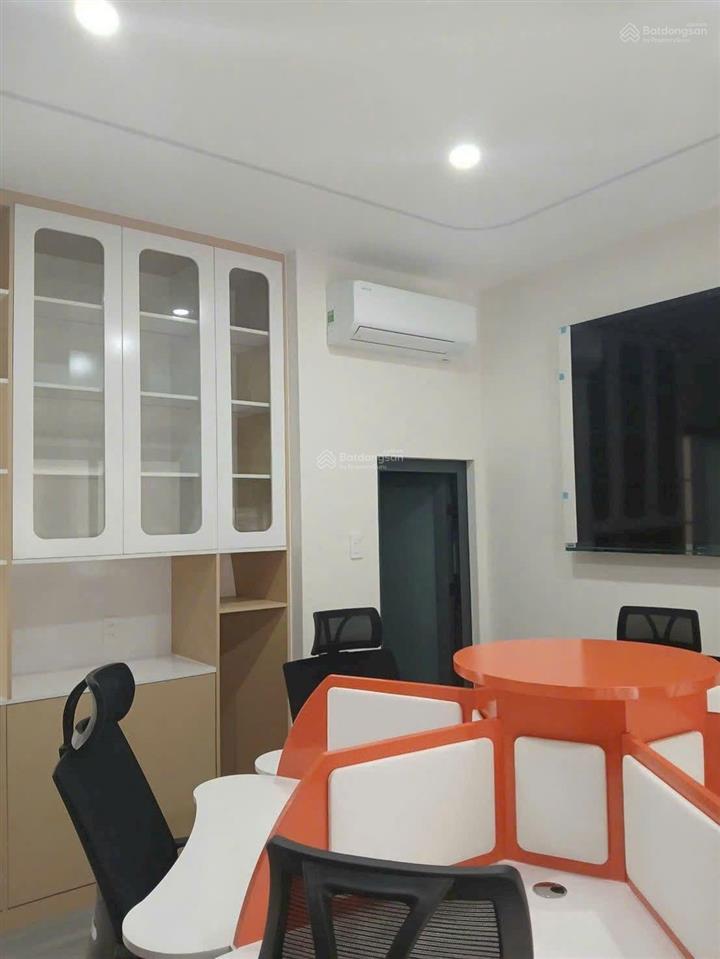 Căn góc xe hơi quay đầu  xe vào trong nhà full nội thất giáp tân bình