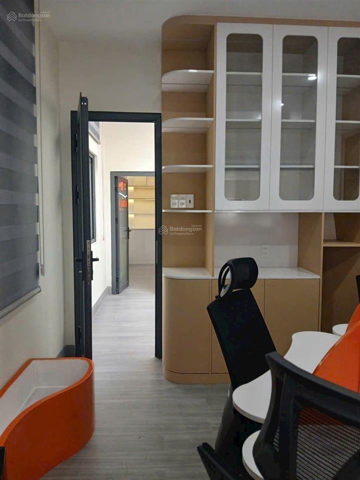 Căn góc xe hơi quay đầu  xe vào trong nhà full nội thất giáp tân bình