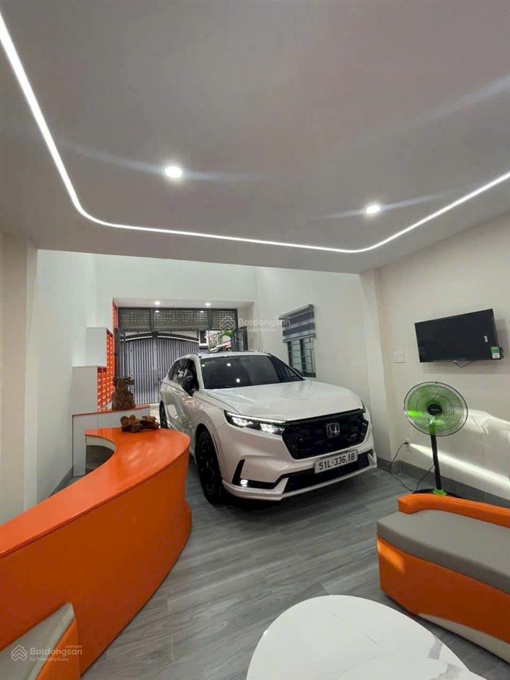Căn góc xe hơi quay đầu  xe vào trong nhà full nội thất giáp tân bình