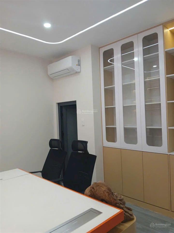 Căn góc xe hơi quay đầu  xe vào trong nhà full nội thất giáp tân bình