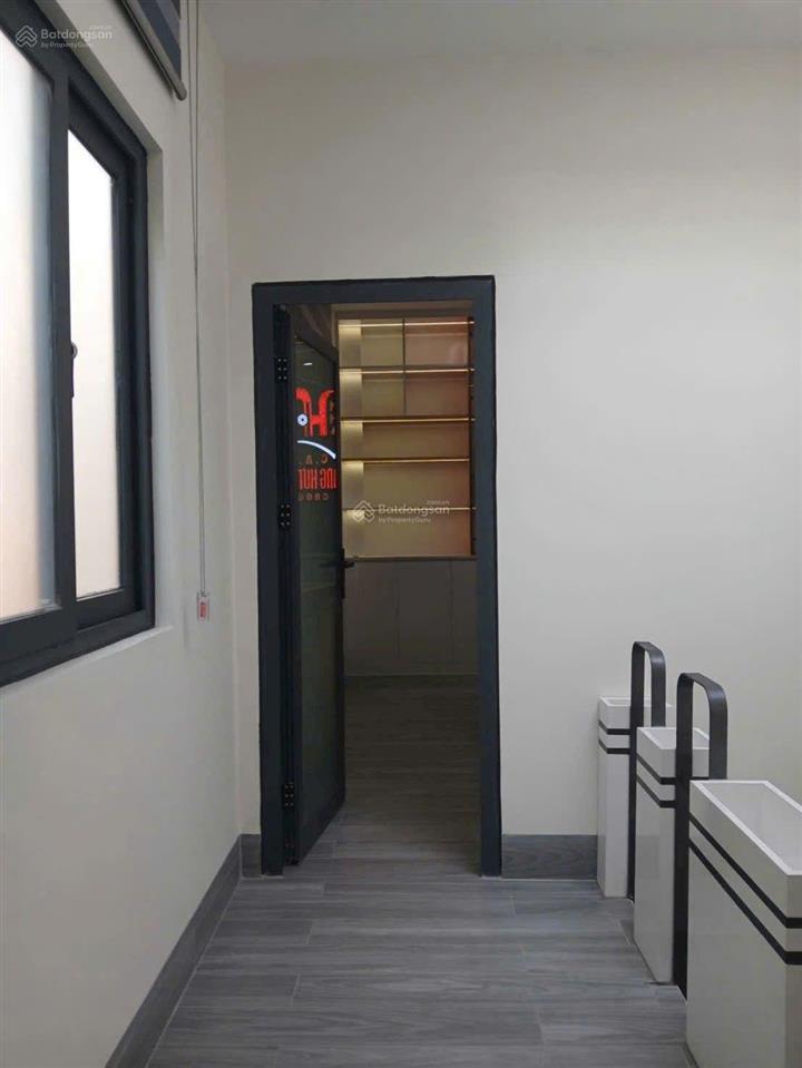 Căn góc xe hơi quay đầu  xe vào trong nhà full nội thất giáp tân bình