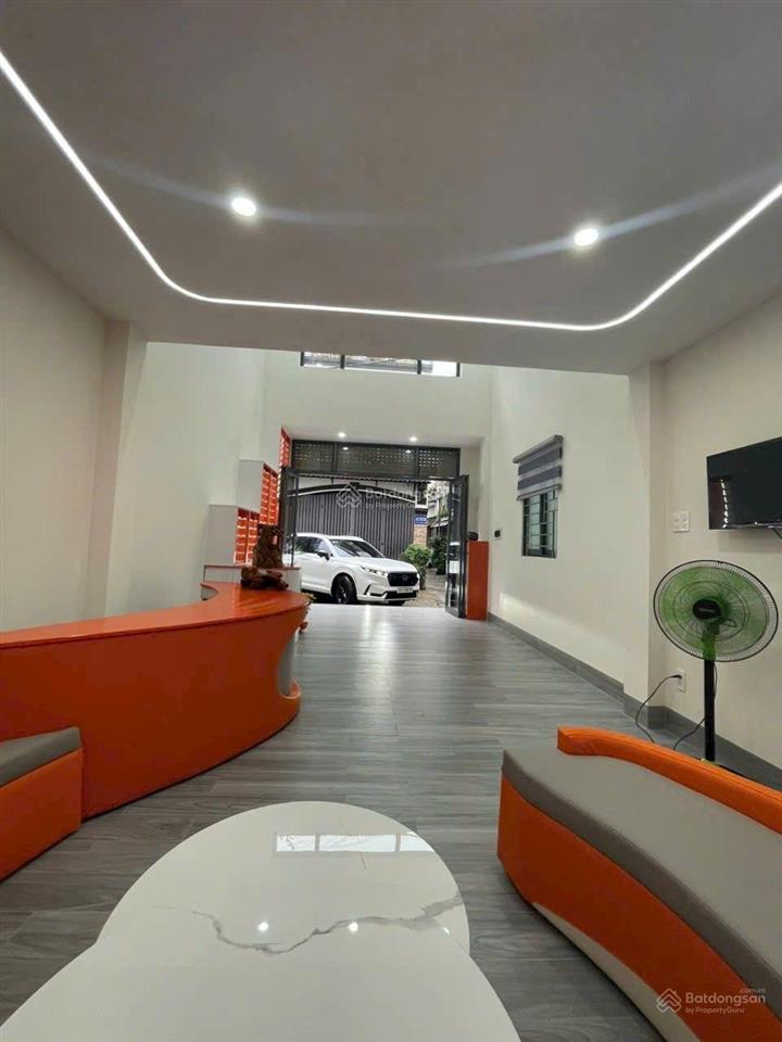 Căn góc xe hơi quay đầu  xe vào trong nhà full nội thất giáp tân bình