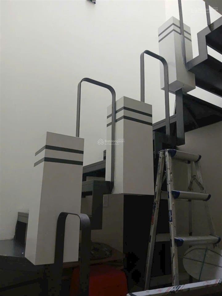 Căn góc xe hơi quay đầu  xe vào trong nhà full nội thất giáp tân bình