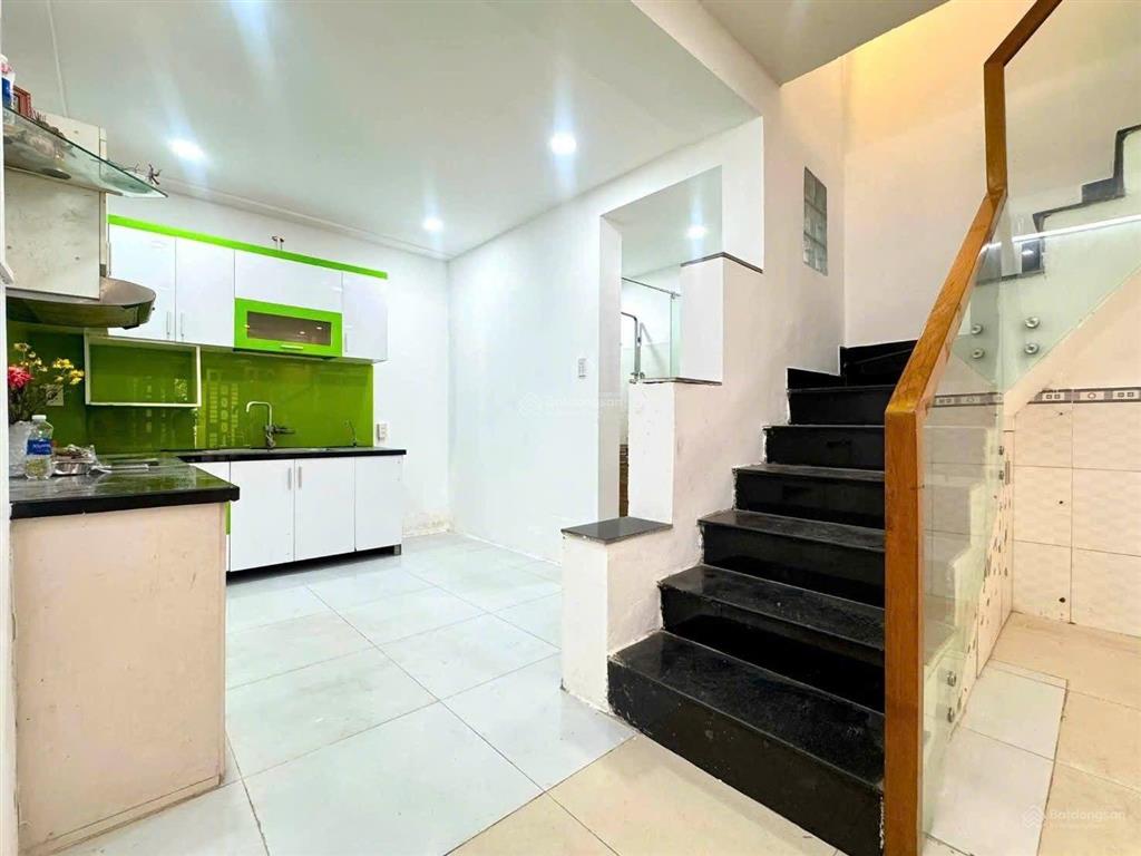 4,2m x 10,5m 2 tầng giáp tân bình  đh công thương  sân bay  etown  aeon