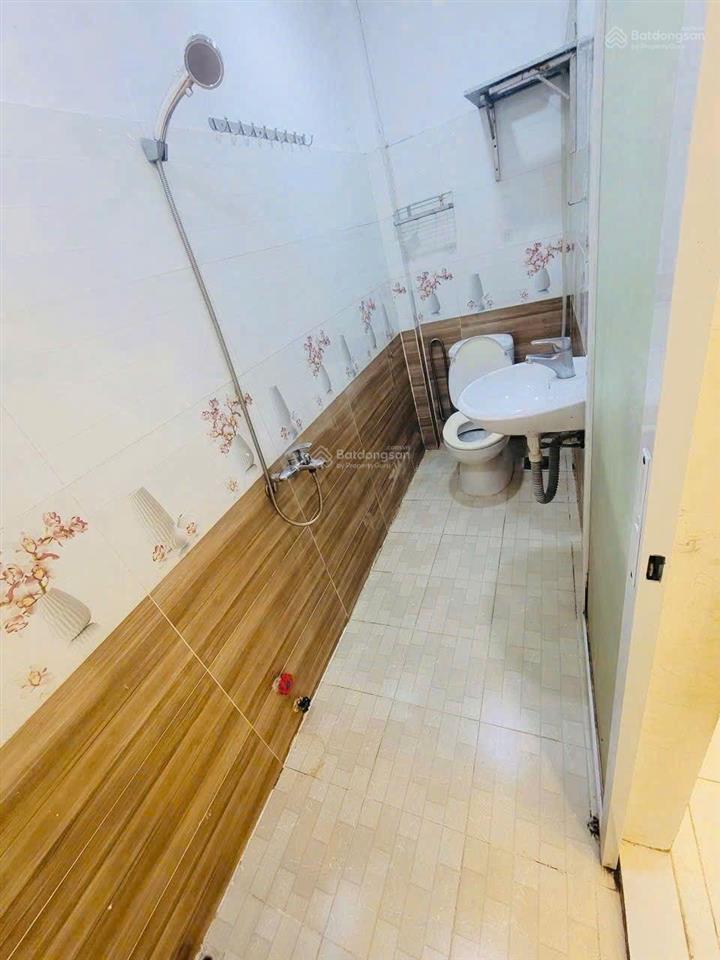 4,2m x 10,5m 2 tầng giáp tân bình  đh công thương  sân bay  etown  aeon