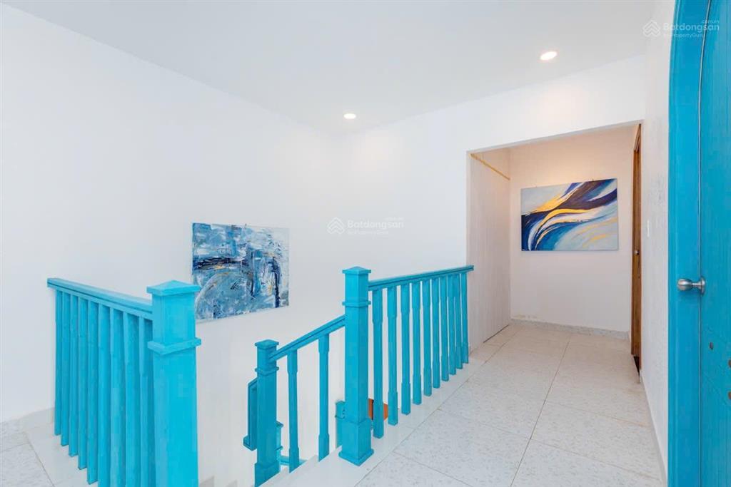 Penthouse duplex 300m2 cần bán gấp, để lại full nội thất như hình, view biển, căn góc.