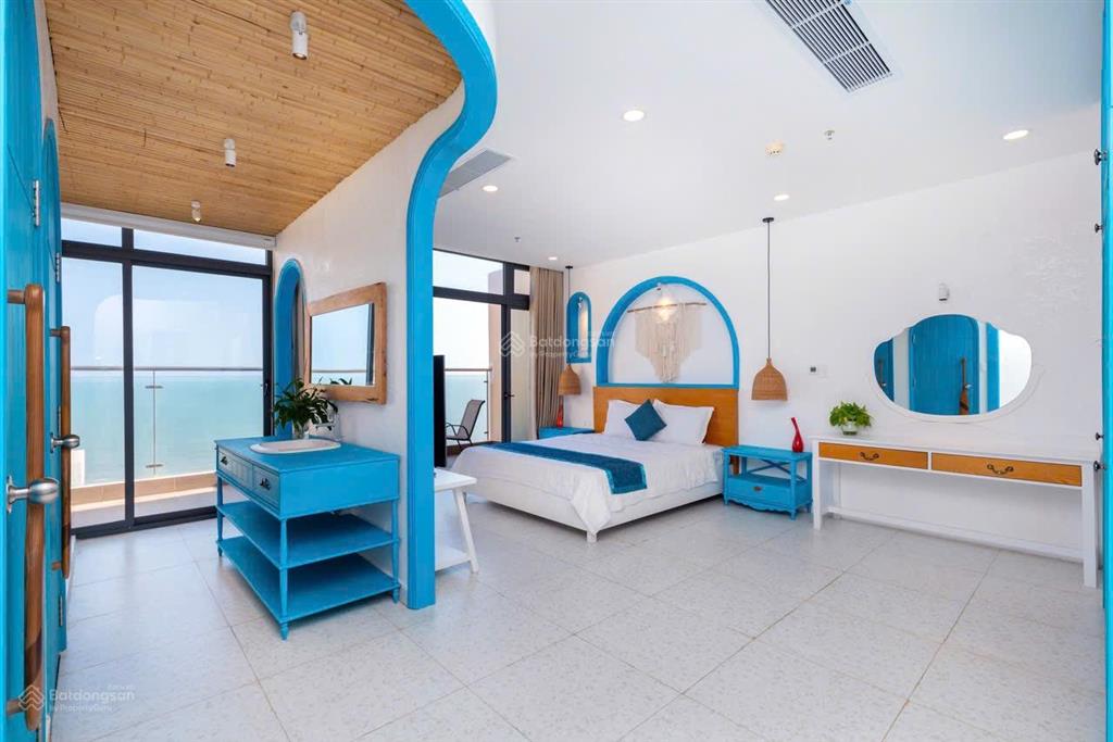 Penthouse duplex 300m2 cần bán gấp, để lại full nội thất như hình, view biển, căn góc.