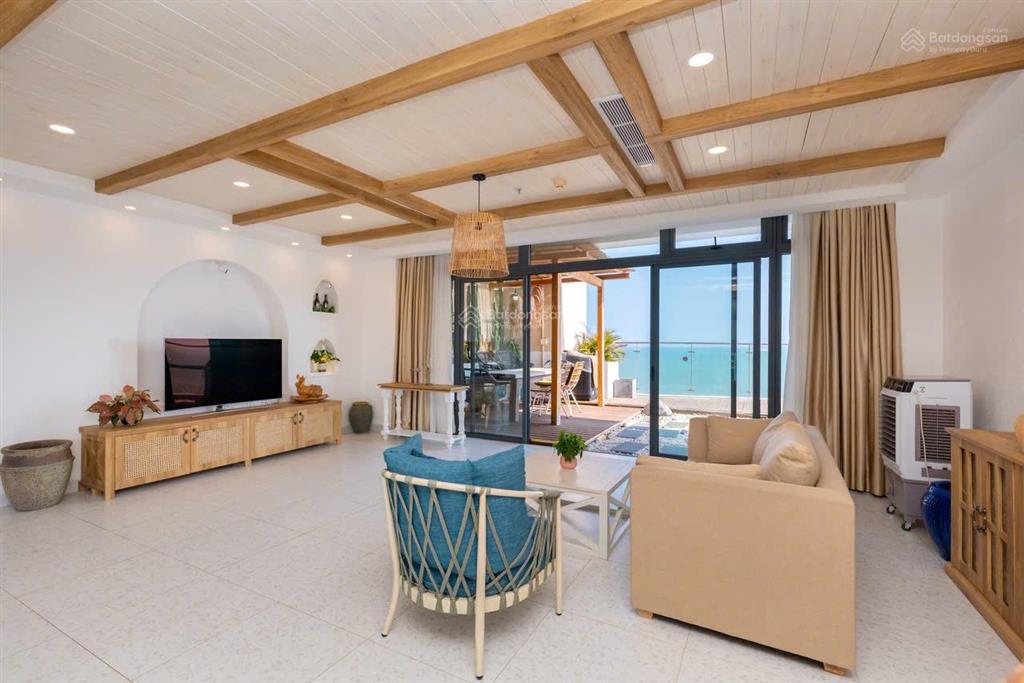 Penthouse duplex 300m2 cần bán gấp, để lại full nội thất như hình, view biển, căn góc.