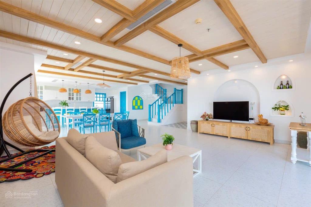 Penthouse duplex 300m2 cần bán gấp, để lại full nội thất như hình, view biển, căn góc.
