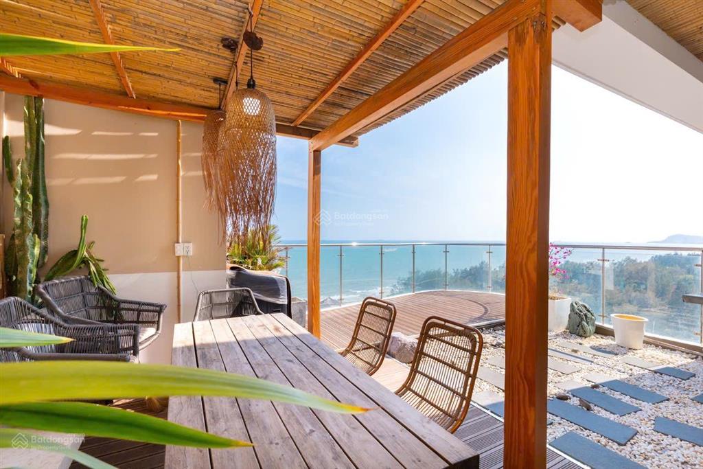 Penthouse duplex 300m2 cần bán gấp, để lại full nội thất như hình, view biển, căn góc.