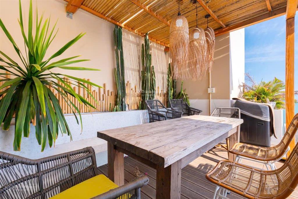 Penthouse duplex 300m2 cần bán gấp, để lại full nội thất như hình, view biển, căn góc.