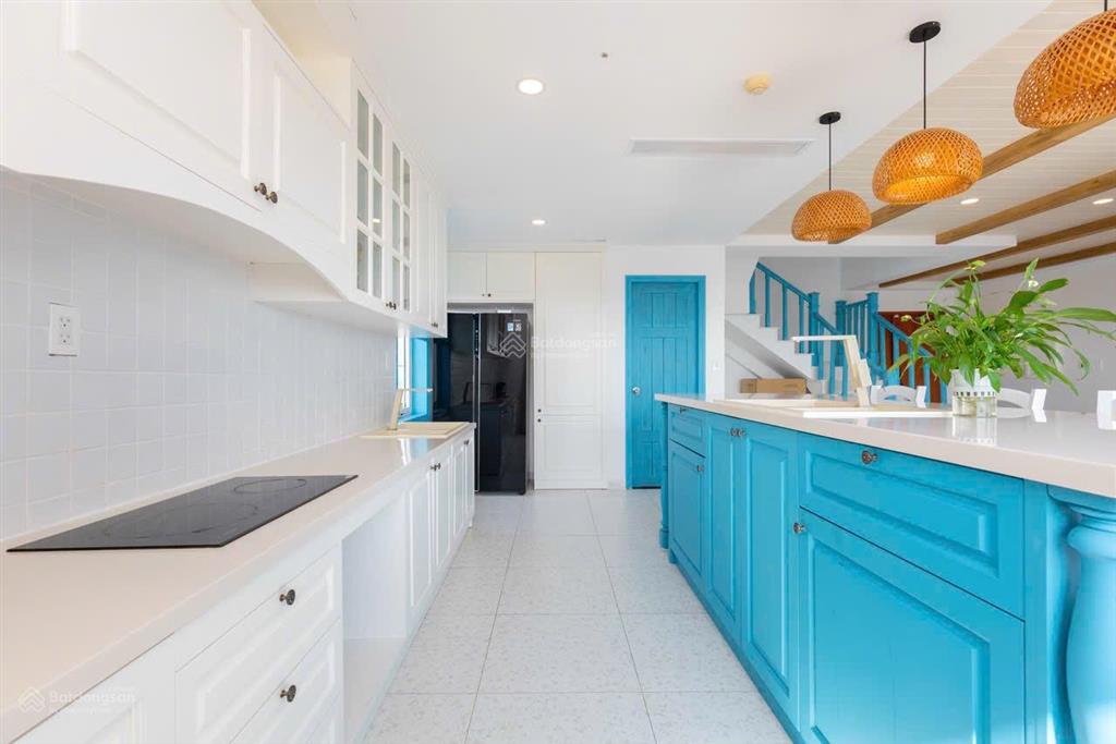 Penthouse duplex 300m2 cần bán gấp, để lại full nội thất như hình, view biển, căn góc.