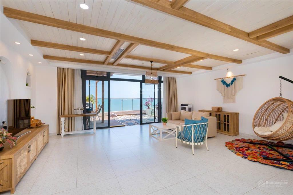 Penthouse duplex 300m2 cần bán gấp, để lại full nội thất như hình, view biển, căn góc.
