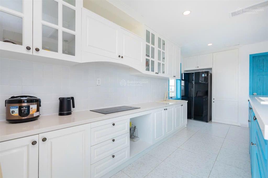 Penthouse duplex 300m2 cần bán gấp, để lại full nội thất như hình, view biển, căn góc.