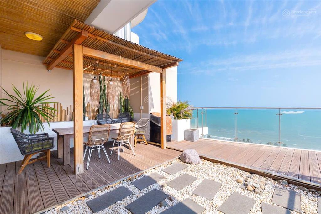Penthouse duplex 300m2 cần bán gấp, để lại full nội thất như hình, view biển, căn góc.