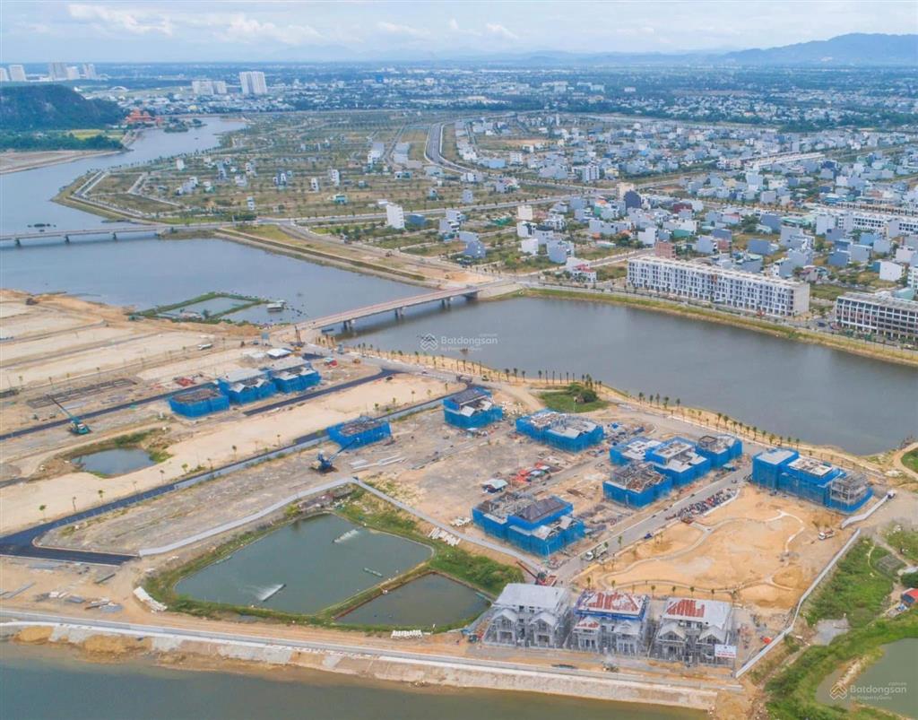 Lối vào bãi tắm sơn thủy đường trần quốc hoàn 100m2, giá 14.2 tỷ đường rộng 15m vỉa hè 7,5m