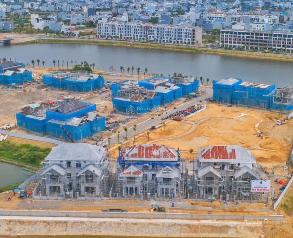 Lối vào bãi tắm sơn thủy đường trần quốc hoàn 100m2, giá 14.2 tỷ đường rộng 15m vỉa hè 7,5m