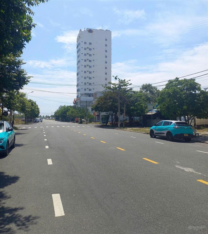 Lối vào bãi tắm sơn thủy đường trần quốc hoàn 100m2, giá 14.2 tỷ đường rộng 15m vỉa hè 7,5m