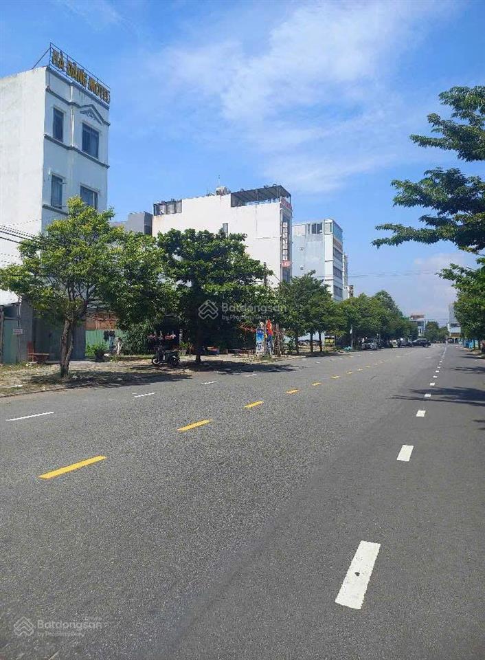 Lối vào bãi tắm sơn thủy đường trần quốc hoàn 100m2, giá 14.2 tỷ đường rộng 15m vỉa hè 7,5m