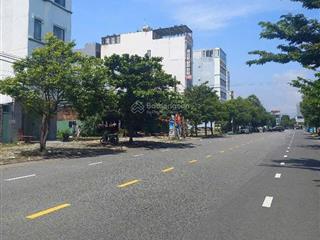 Lối vào bãi tắm sơn thủy đường trần quốc hoàn 100m2, giá 13.5 tỷ đường rộng 15m vỉa hè 7,5m