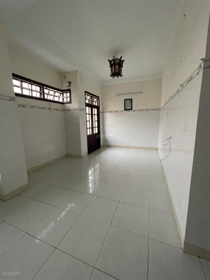 Bán nhà 2 tầng đường cách mạng tháng 8 giá siêu rẻ để đầu tư