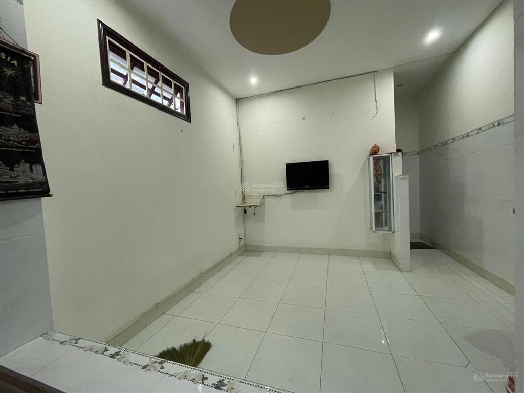 Bán nhà 2 tầng đường cách mạng tháng 8 giá siêu rẻ để đầu tư