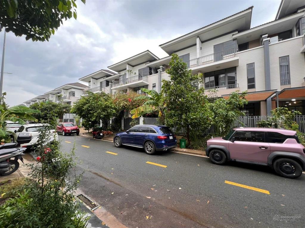 Bán biệt thự view công viên view sông lavila kiến á ,dt 10x20 . 1trệt 2lầu . sổ hồng . giá  29 tỷ