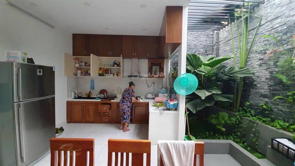 Bán nhà khu dân cư làng đại học abc. dt 6,5 x 13. 1 trệt 2 lầu, 4 phòng ngủ. sổ hồng. giá 8,8 tỷ