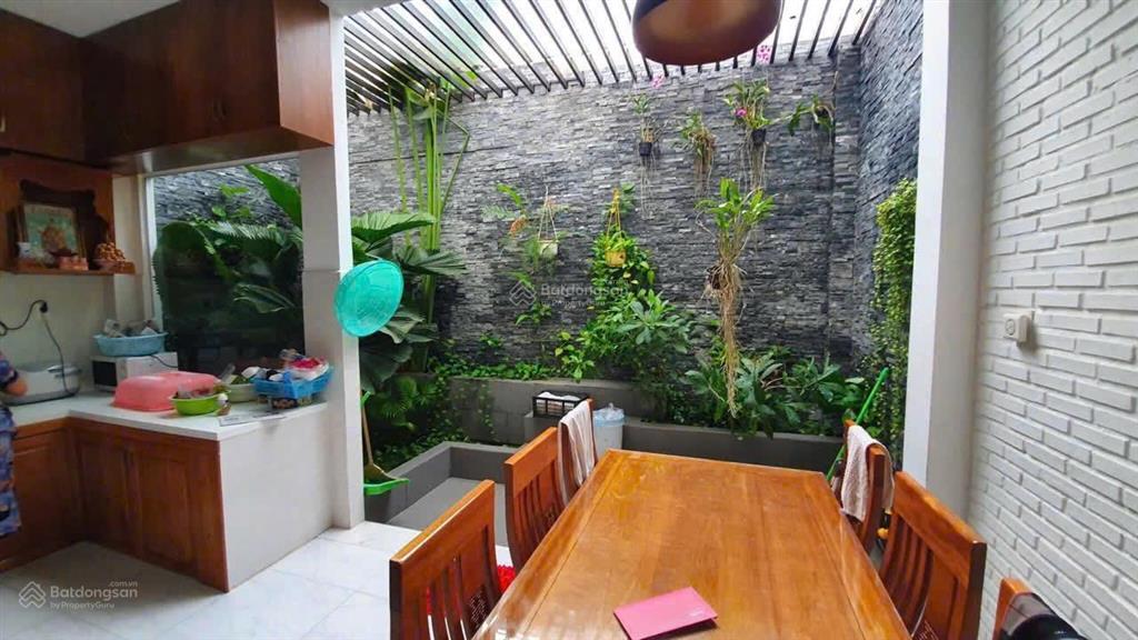 Bán nhà khu dân cư làng đại học abc. dt 6,5 x 13. 1 trệt 2 lầu, 4 phòng ngủ. sổ hồng. giá 8,8 tỷ