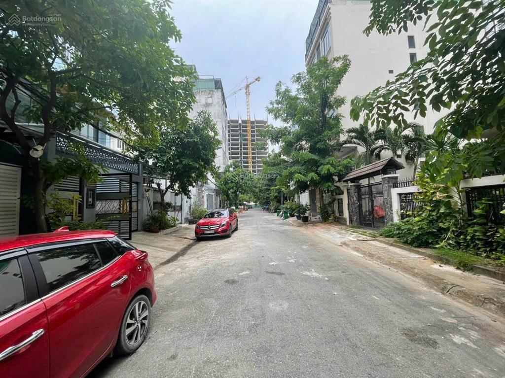 Bán nhà khu dân cư làng đại học abc. dt 6,5 x 13. 1 trệt 2 lầu, 4 phòng ngủ. sổ hồng. giá 8,8 tỷ