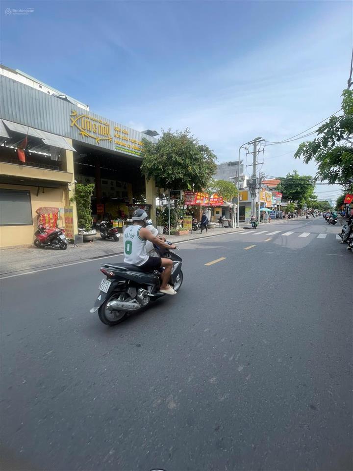 Cho thuê căn góc 2 mặt tiền đường lâm văn bền, quận 7, ngang 18 mét dài 7 mét. giá 100 triệu/tháng
