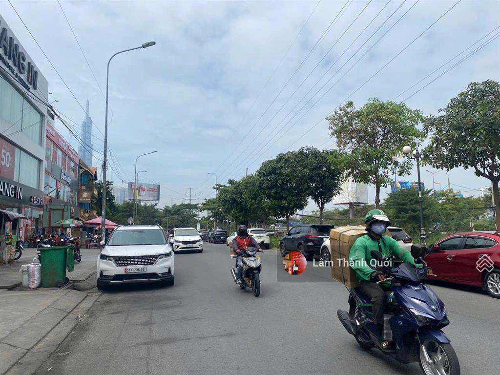 Bán nhà mt song hành, gần trần não, 15x20m, 300m2, 4 tầng, 170 tỷ