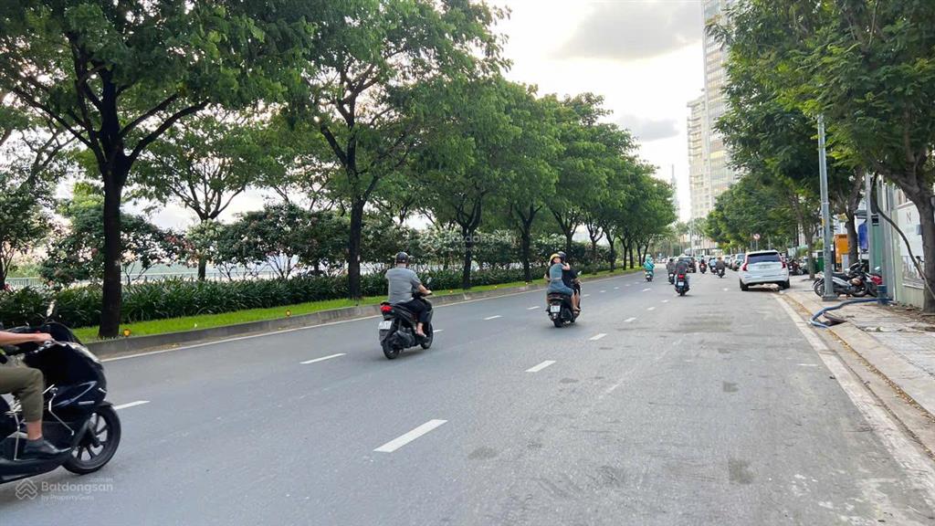 Cho thuê nhà mt trần quý kiên, 10x24, 1 hầm 7 tầng, 330 triệu/tháng