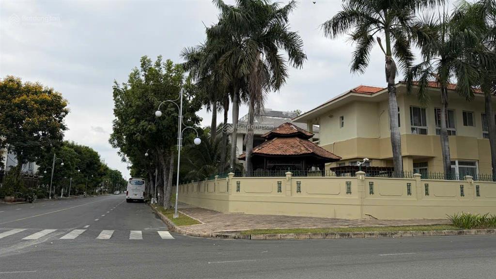 Bán biệt thự phú gia, 1 hà huy tập, phú mỹ hưng, quận 7, 330m2, 1 hầm, 3 tầng