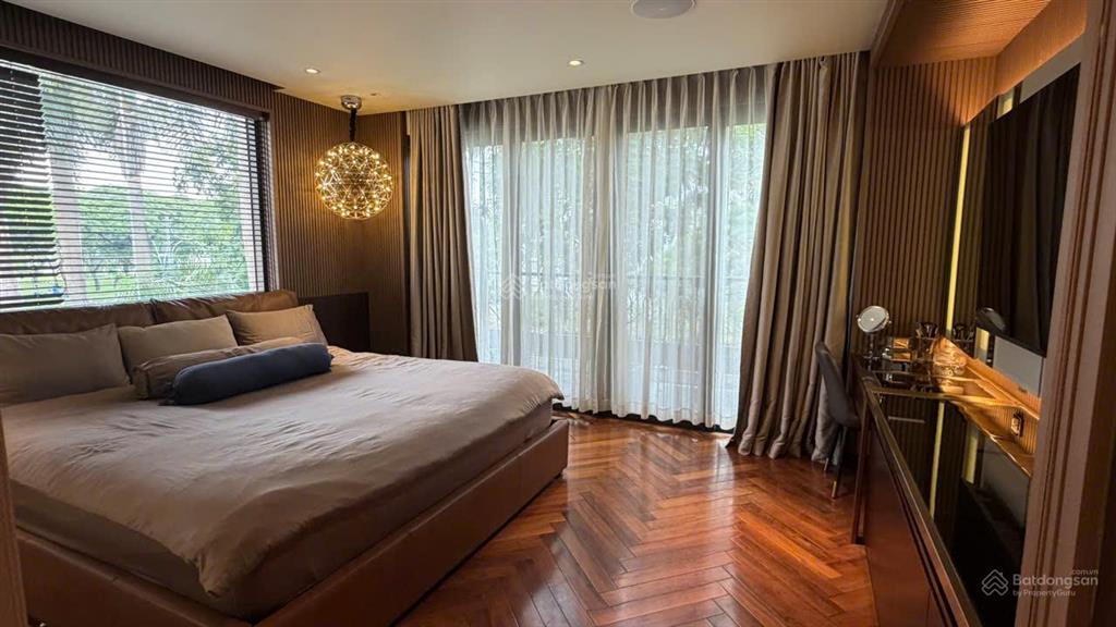 Bán biệt thự phú gia, 1 hà huy tập, phú mỹ hưng, quận 7, 330m2, 1 hầm, 3 tầng